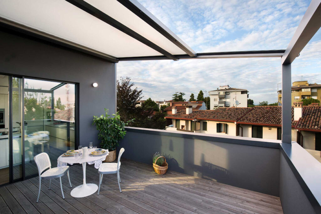 Progettiamo ed installiamo pergole e pergotende su misura per terrazzi balconi a Roma e Provincia.